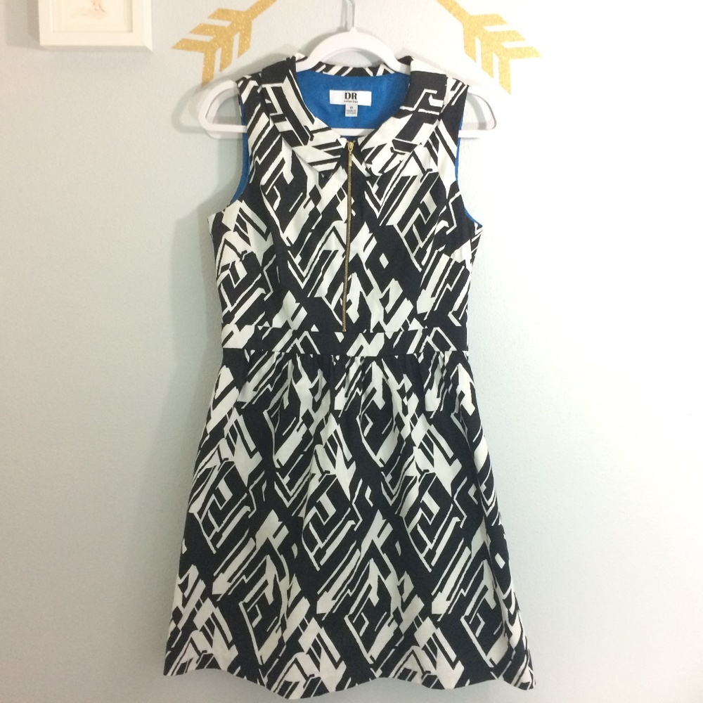 Black and White 90s print Peter Pan Collar Black/White Zip Dress